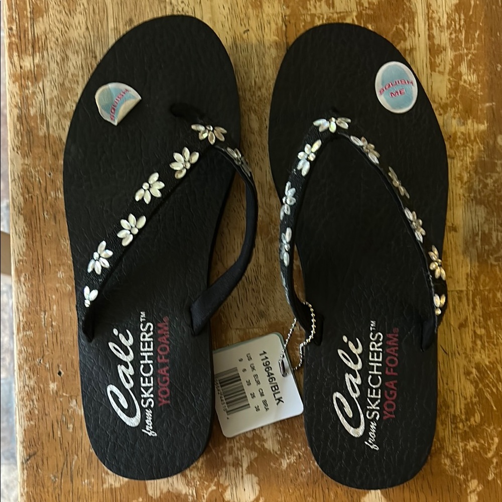 Cali Skechers Black Floral Flip Flops with Yoga Foam Size 9 NWT